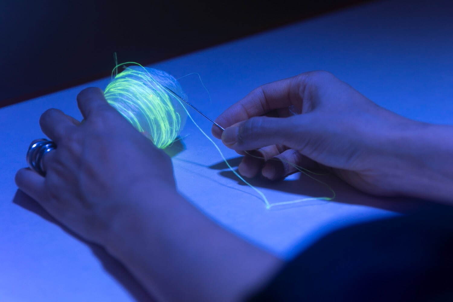 竹村京《修復された T.家の電球》ヨコハマトリエンナーレ 2020、パフォーマンス風景 撮影：小林由喜伸 Courtesy of Taka Ishii Gallery