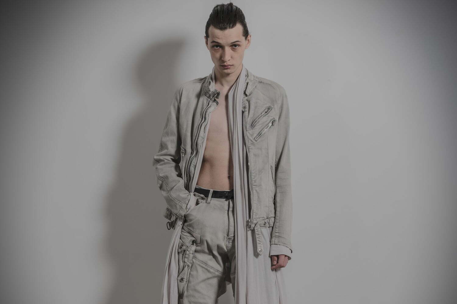 ユリウス「パーマネント」定番ラインから“ガスマスクカーゴパンツ”など新作、原宿で限定ストアも