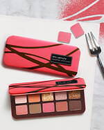 シュウ ウエムラ x サダハル アオキ パリ“ケーキ”着想抹茶＆アズキの香り付きアイパレット＆リップ｜写真1