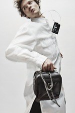 ポーターとヨウジヤマモトが初コラボ、大胆なファスナー×チェーンを配した“マットブラック”バッグ｜写真2