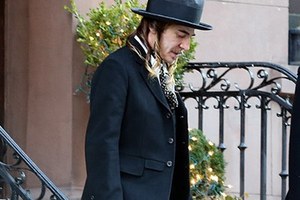 ジョン・ガリアーノ、TVインタビューで「ファッションの世界でやり直して汚名を返上したい」