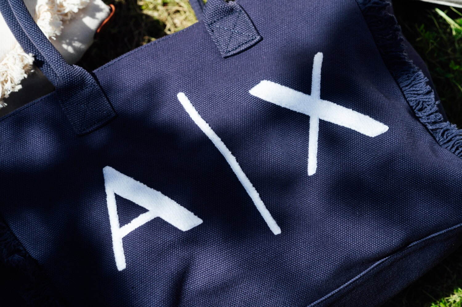 A|X アルマーニ エクスチェンジ“まるでマカロン”スイーツカラーのカラフルミニバッグ｜写真12