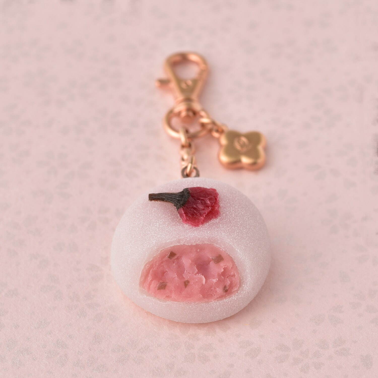 Q-pot.もっちり“桜大福”ネックレス＆バッグチャーム、花の形の