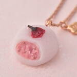 Q-pot.もっちり“桜大福”ネックレス＆バッグチャーム、花の形の“桜餡”リング＆ピアスも｜写真6