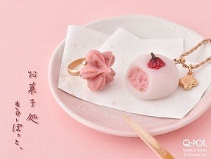 Q-pot.もっちり“桜大福”ネックレス＆バッグチャーム、花の形の“桜餡”リング＆ピアスも｜写真1