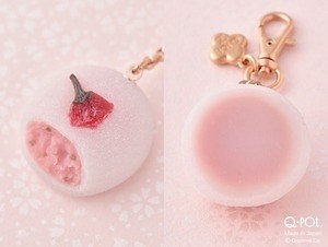 Q-pot.もっちり“桜大福”ネックレス＆バッグチャーム、花の形の“桜餡”リング＆ピアスも｜写真3