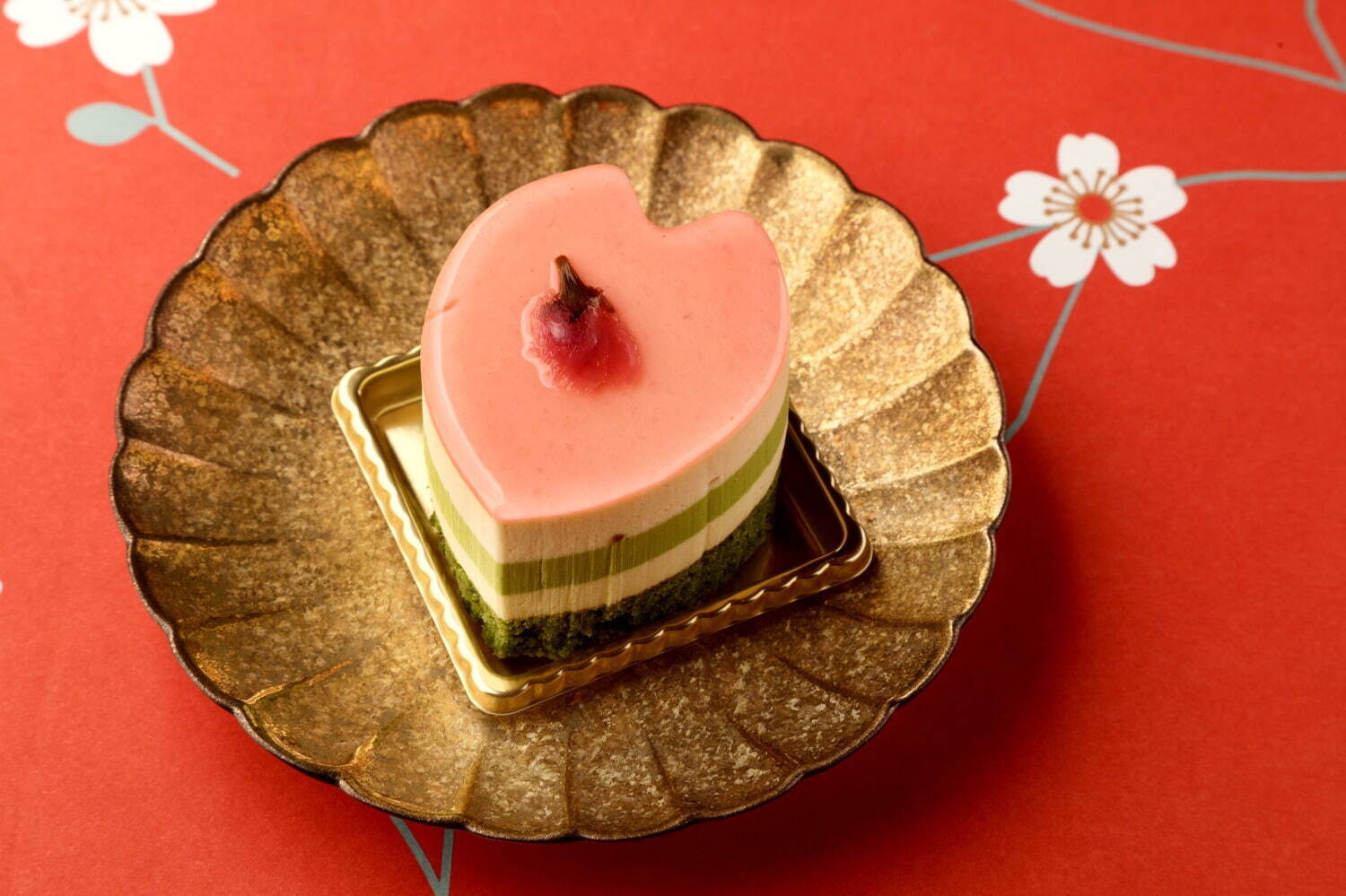 クリオロの桜スイーツ、“花びら舞い落ちる”「さくら抹茶」「さくら苺」ケーキ｜写真1