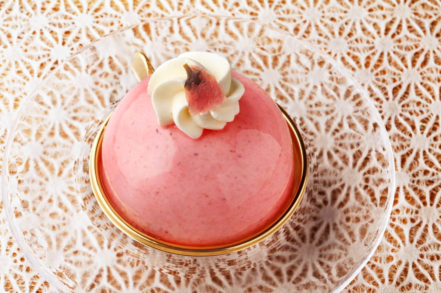 クリオロの桜スイーツ、“花びら舞い落ちる”「さくら抹茶」「さくら苺」ケーキ｜写真2