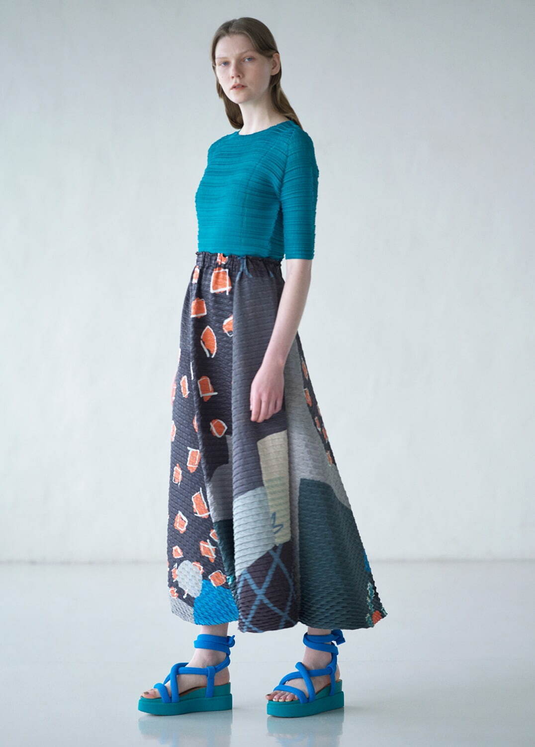 イッセイ ミヤケ“絵画を着る”発想から生まれた新作、1枚布のワンピースやプリーツ素材のスカート｜写真5