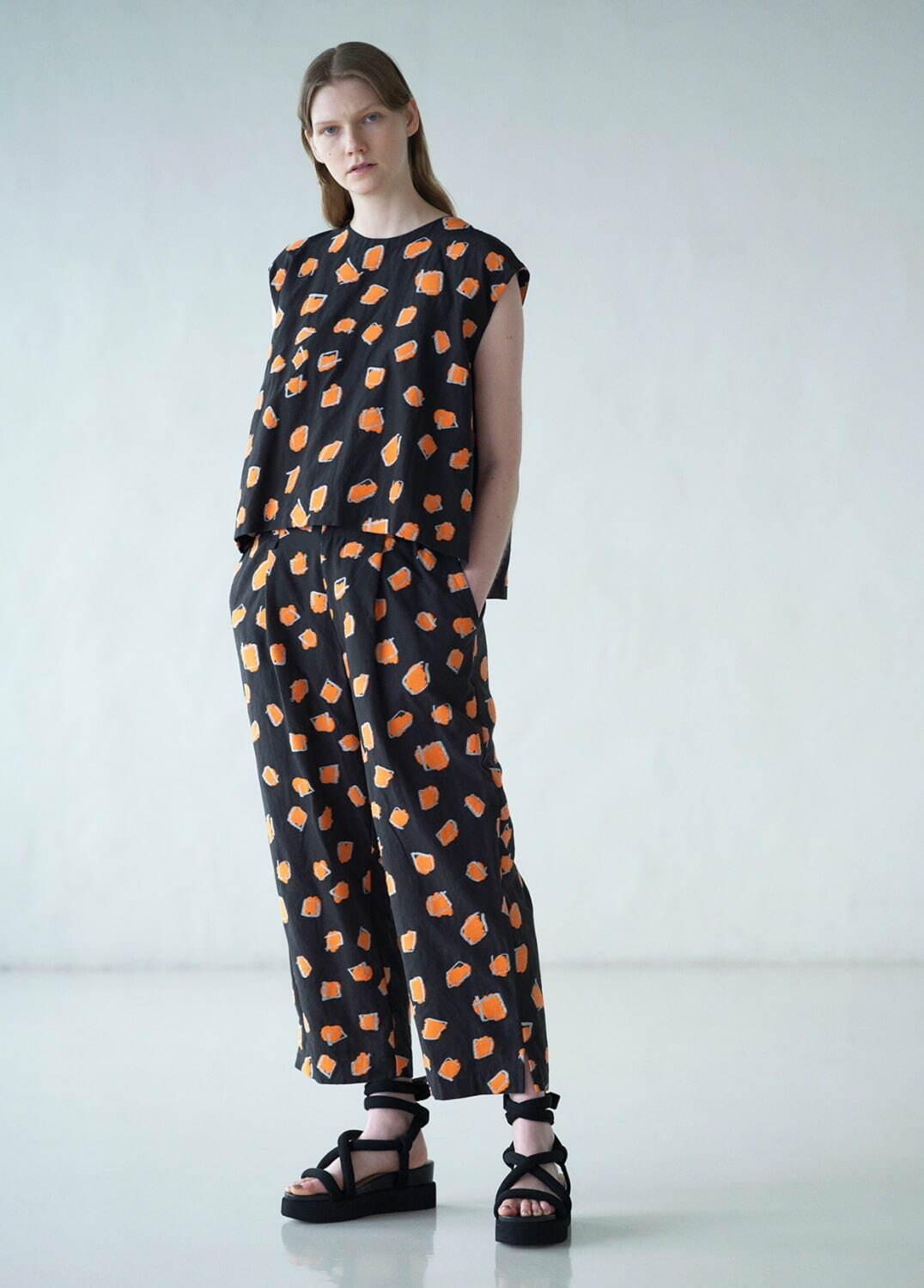 イッセイ ミヤケ“絵画を着る”発想から生まれた新作、1枚布のワンピースやプリーツ素材のスカート｜写真2