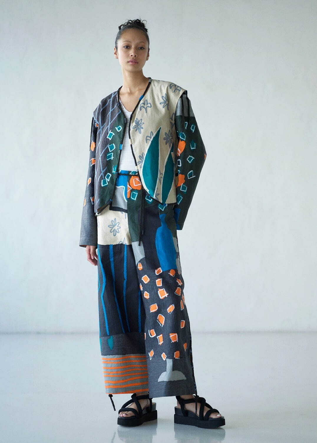 イッセイ ミヤケ“絵画を着る”発想から生まれた新作、1枚布のワンピースやプリーツ素材のスカート｜写真1