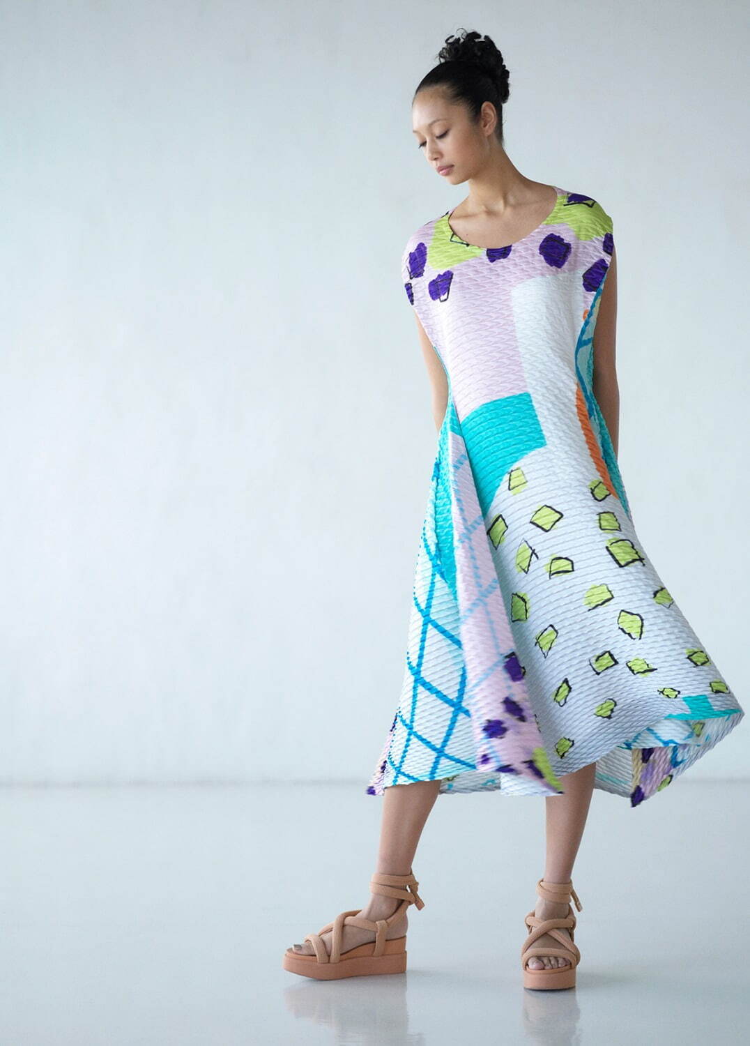 イッセイ ミヤケ“絵画を着る”発想から生まれた新作、1枚布のワンピースやプリーツ素材のスカート｜写真4