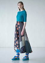 イッセイ ミヤケ“絵画を着る”発想から生まれた新作、1枚布のワンピースやプリーツ素材のスカート｜写真5