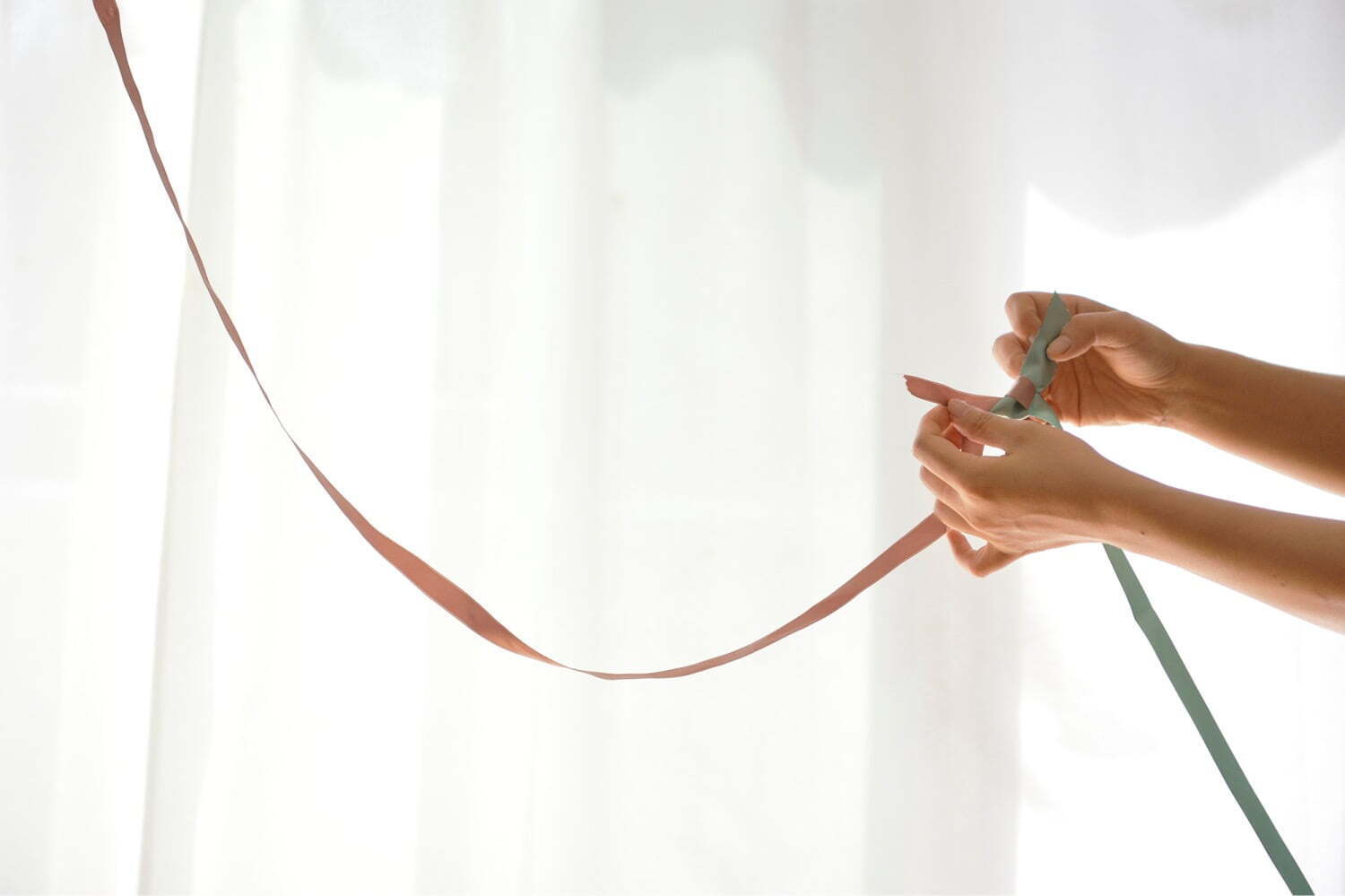 藤田道子の個展が茅ヶ崎市美術館で - “柔らかな関係性”を捉えるリボンの大規模インスタレーションなど