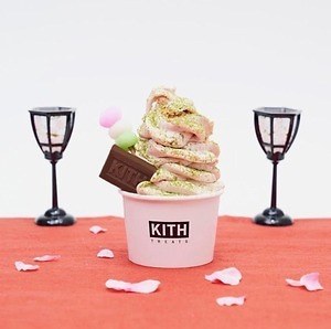 キス トリーツ“ひな祭り”限定アイス、桜&バニラアイスに三色団子をトッピング|写真1