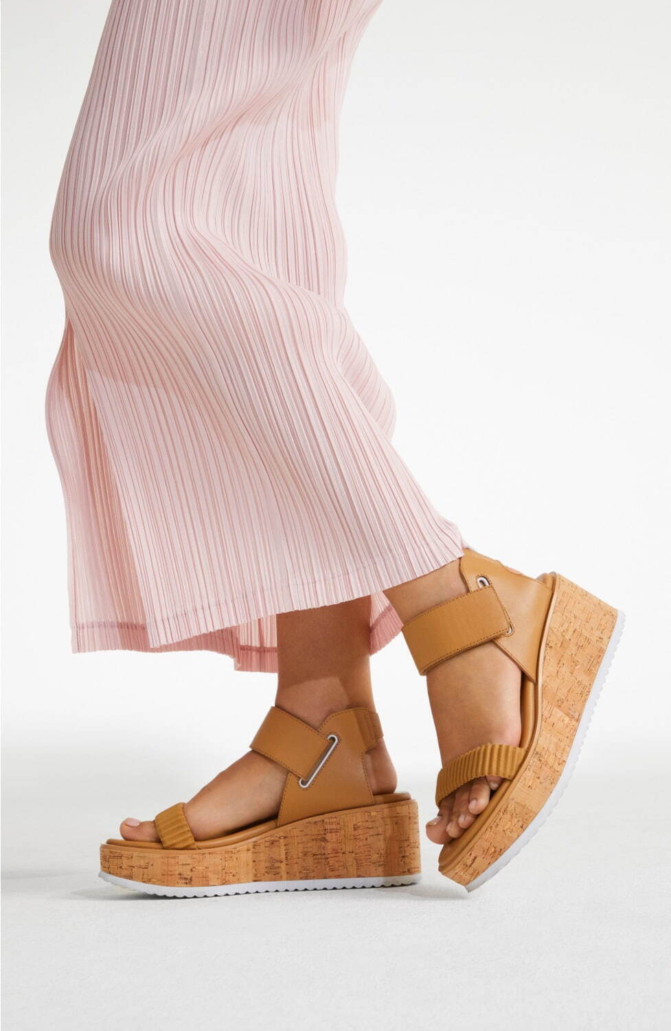 「PLEATS WEDGE SANDALS」サンダル 34,000円＋税