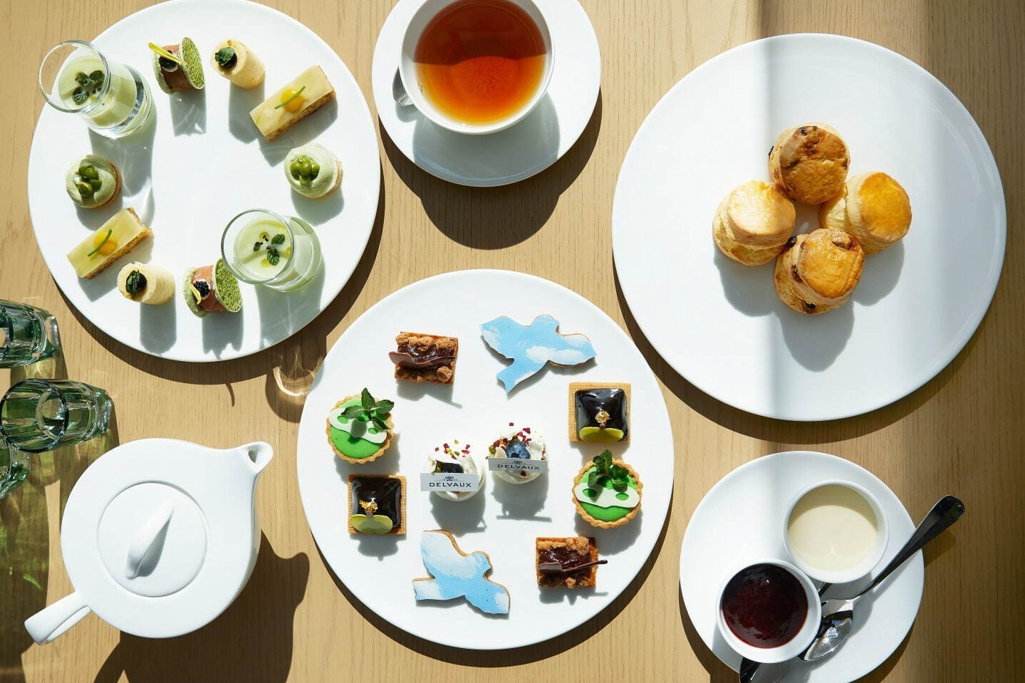 「ルネ・マグリット」の世界が楽しめるアフタヌーンティー、デルヴォーのマグリットコレクション着想