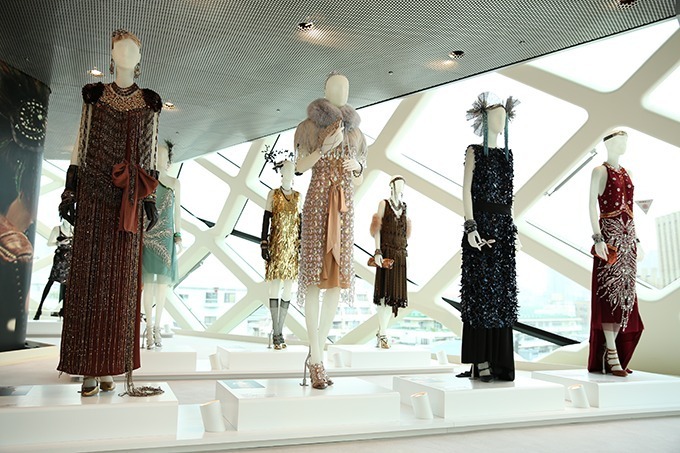 プラダ 青山店で映画「華麗なるギャツビー」の衣装展 - インスパイアされたドレス約40着が集結 コピー