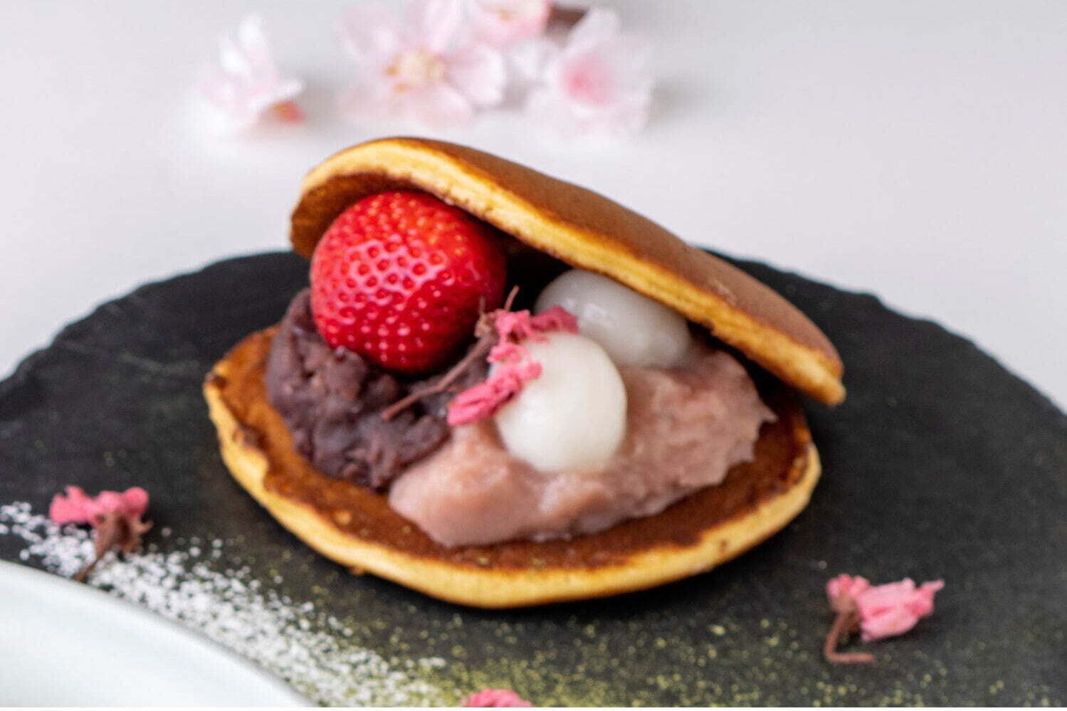 ＜アークヒルズカフェ＞
あまおうと W あんのさくらどらやき 380円(税込)※テイクアウト、480円(税込)※イートイン