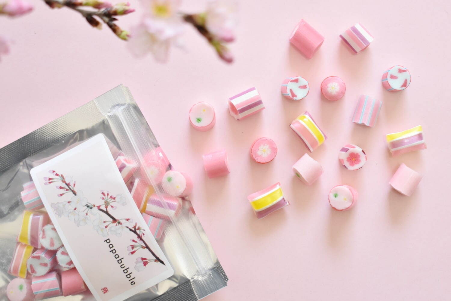 パパブブレのさくらキャンディミックス“満開のサクラ＆葉桜”柄、さくらミルクや紅茶味で | 写真
