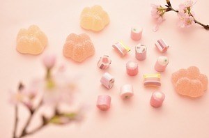 パパブブレのさくらキャンディミックス“満開のサクラ＆葉桜”柄、さくらミルクや紅茶味で｜写真1