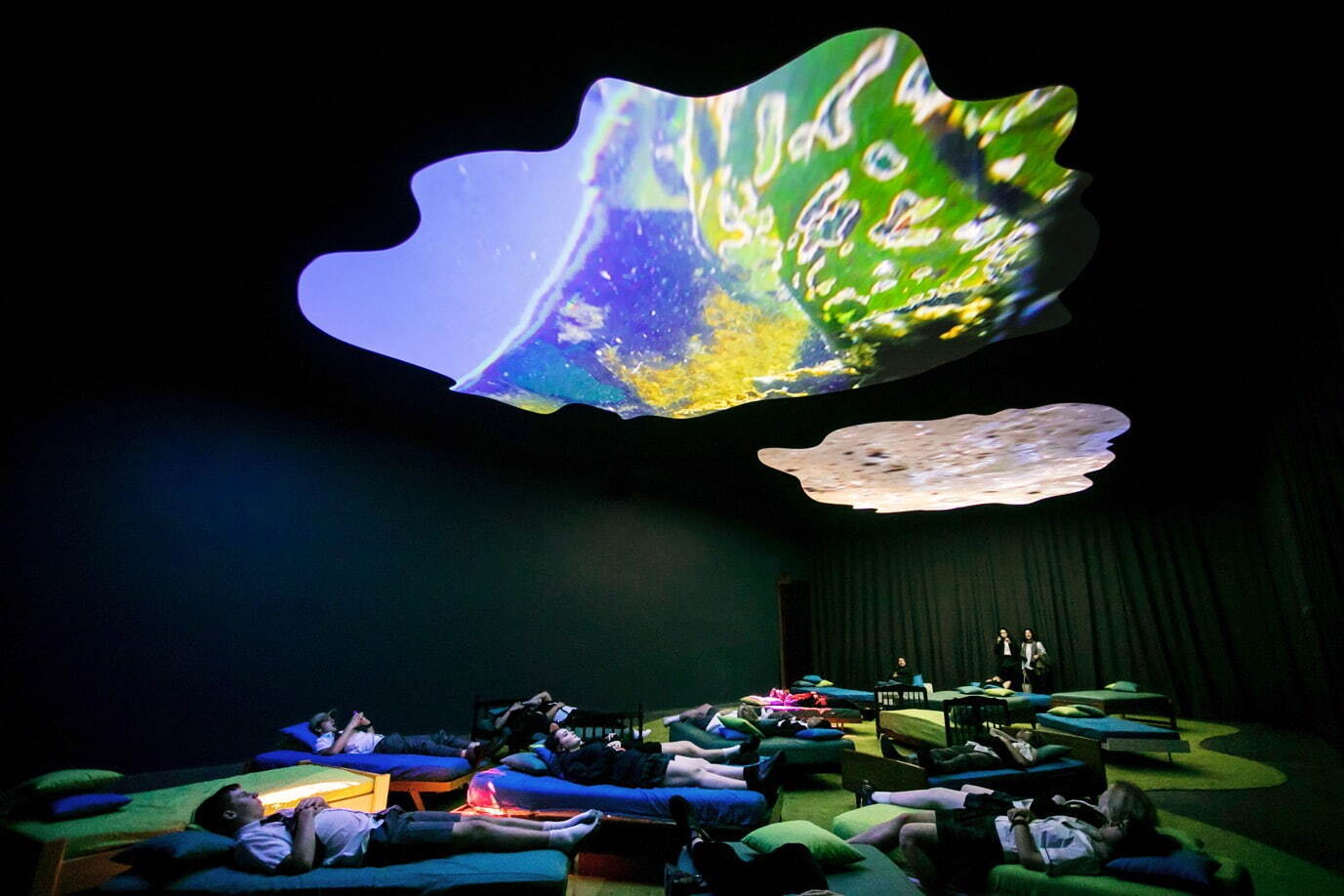 《4階から穏やかさへ向かって》2016年
4チャンネル・ヴィデオ・インスタレーション／ベッド、枕(13分23秒、8分11秒、8分11秒)
オーストラリア現代美術館での展示風景、2017年 Photo: Ken Leanfore
