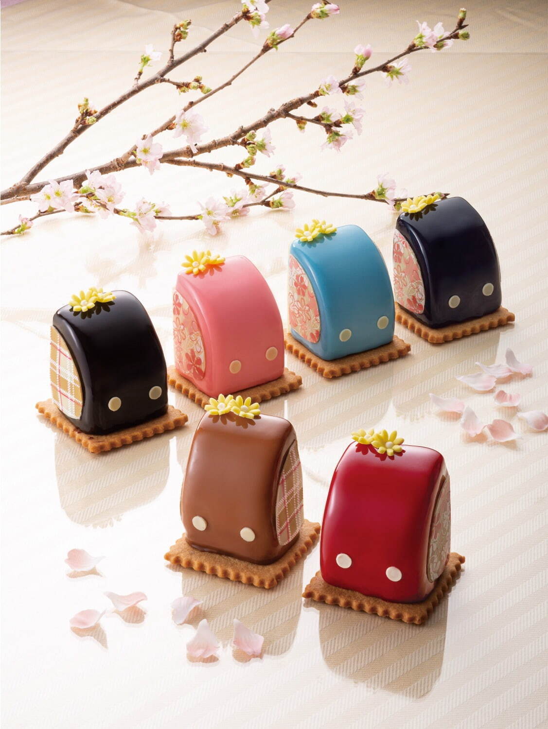 帝国ホテル 東京の春スイーツ、6色を取り揃えた「ランドセル」ケーキや“うずらの卵”イメージのショコラ｜写真1