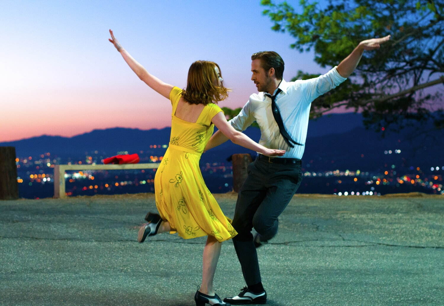 ラ・ラ・ランド 
© 2017 Summit Entertainment, LLC. All Rights Reserved. Photo credit: EW0001: Sebastian (Ryan Gosling) and Mia (Emma Stone) in LA LA LAND. Photo courtesy of Lionsgate.