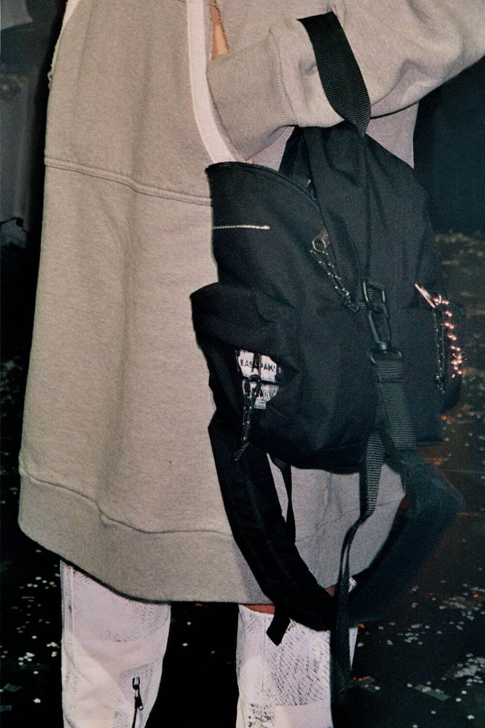 エムエム6 メゾン マルジェラ×イーストパックのコラボバッグ、“リバーシブル”仕様のバックパックなど - ファッションプレス