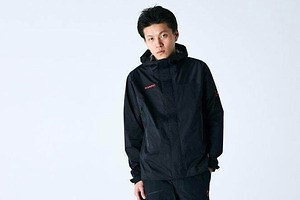 マムート“黒×赤”のマンモスロゴ入り完全防水マウンテンパーカーや速乾Tシャツなど