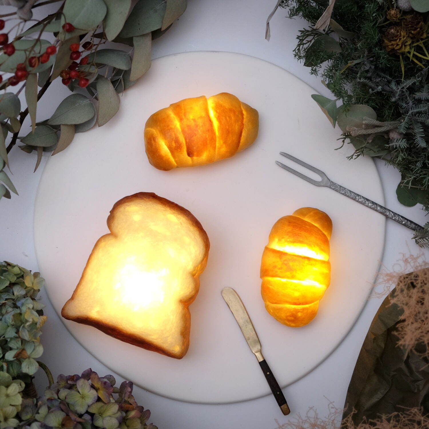 ・タイニーロール Bread Lamp(電池タイプ) LEDライト 各5,990円(税込)
・トースト(山食) Bread Lamp(電池タイプ) LEDライト 7,480円(税込)