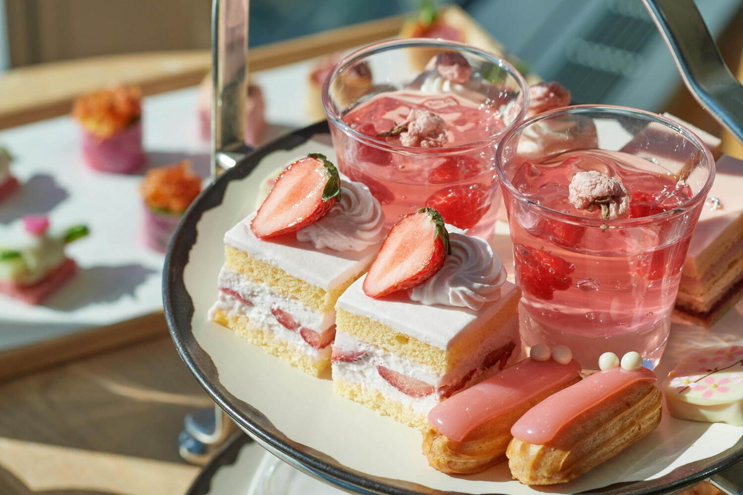 アンダーズ 東京のさくらアフタヌーンティー&スイーツ、桜風味のエクレアやチーズケーキなど|写真2