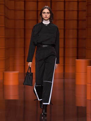 エルメス 2021-22年秋冬ウィメンズコレクション - 衣服と身体の連動 