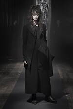 ヨウジヤマモト 2021-22年秋冬ウィメンズコレクション - “未来”とは、今の世界を見据えて｜写真15