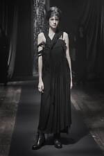 ヨウジヤマモト 2021-22年秋冬ウィメンズコレクション - “未来”とは、今の世界を見据えて｜写真22