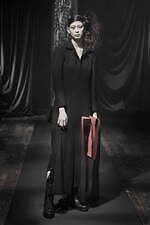 ヨウジヤマモト 2021-22年秋冬ウィメンズコレクション - “未来”とは、今の世界を見据えて｜写真28