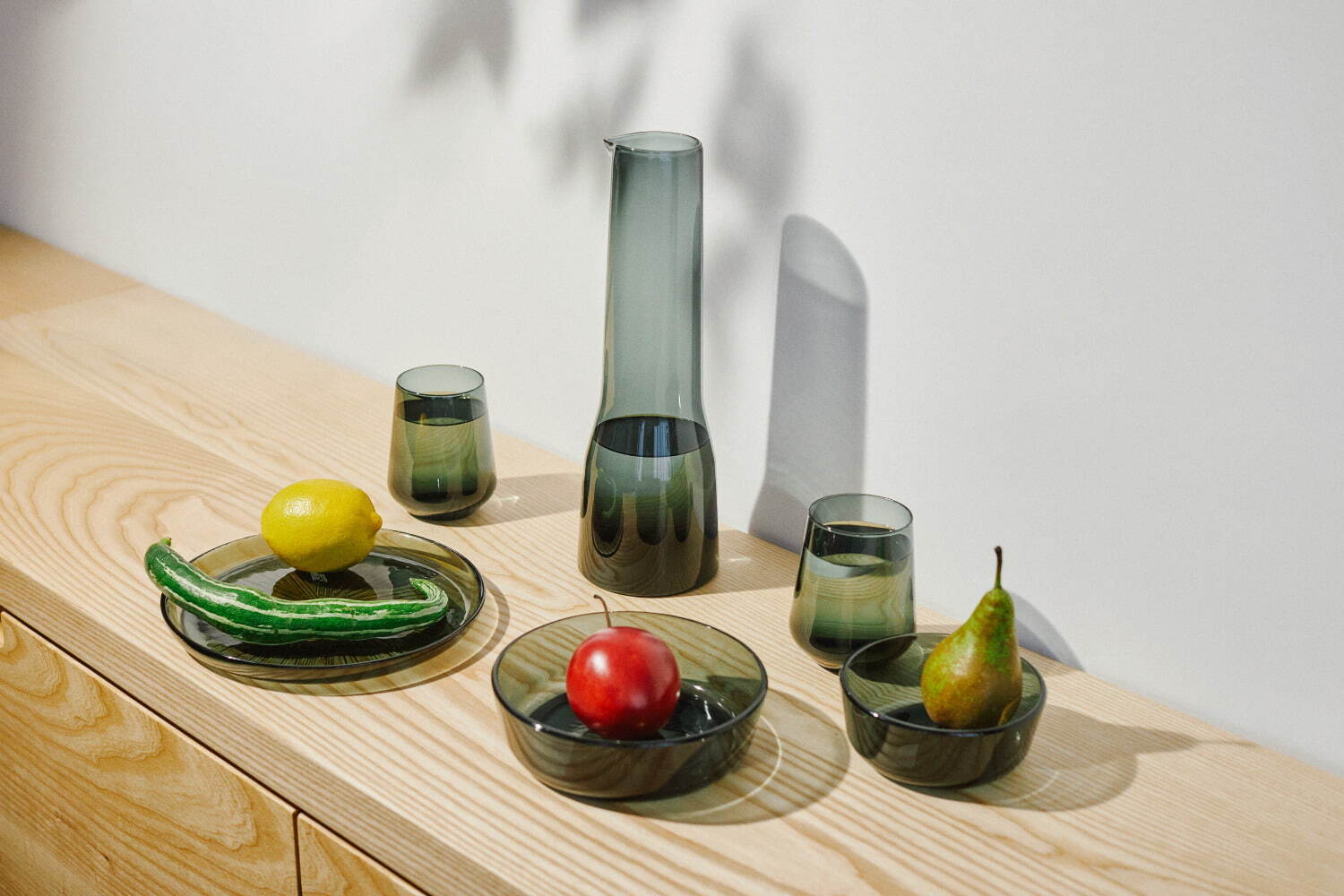 イッタラ“ビームパターン”施したダークグレーガラスのテーブルウェア、アメジストのカラフェも｜写真3