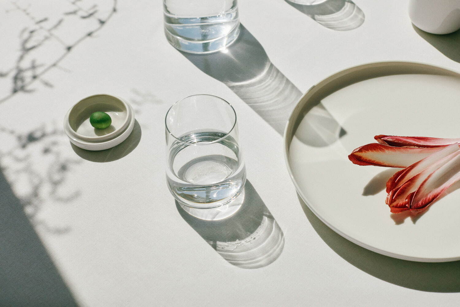イッタラ“ビームパターン”施したダークグレーガラスのテーブルウェア、アメジストのカラフェも｜写真2