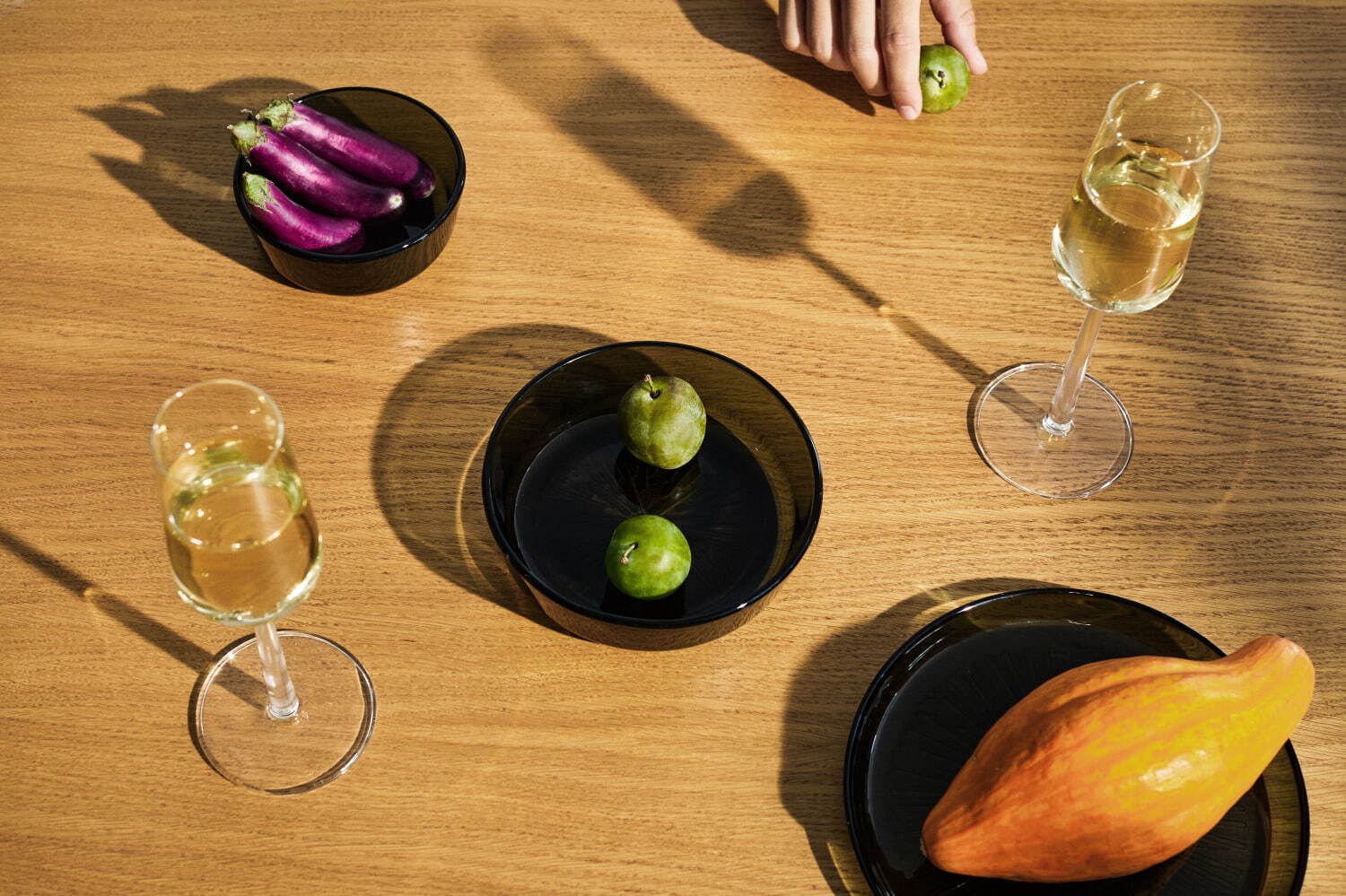 イッタラ“ビームパターン”施したダークグレーガラスのテーブルウェア、アメジストのカラフェも｜写真4