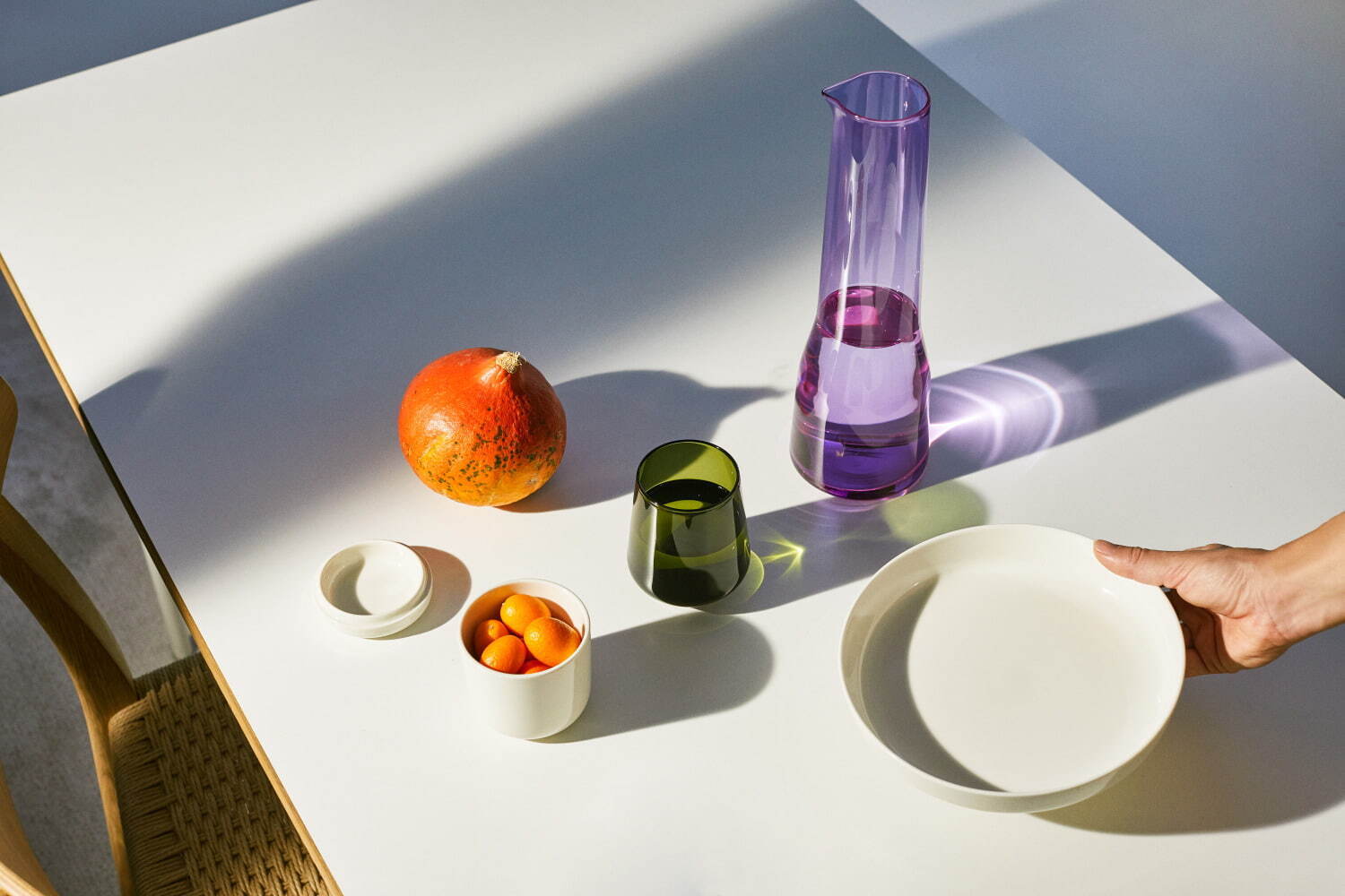 イッタラ“ビームパターン”施したダークグレーガラスのテーブルウェア、アメジストのカラフェも｜写真1