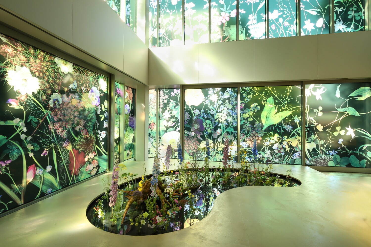 ヴァン クリーフ＆アーペルが代官山で展覧会、“ハナの光”メゾンのジュエリーを花と光で表現｜写真19