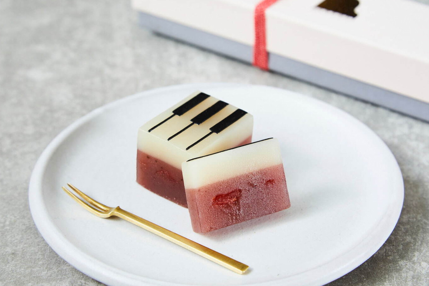 和菓子｜“ピアノモチーフ”の和菓子「ジャズ羊羹」新作ストロベリー、苺ピューレ＆ドライフルーツ使用
