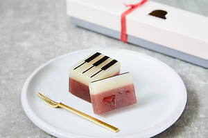 “ピアノモチーフ”の和菓子「ジャズ羊羹」新作ストロベリー、苺ピューレ＆ドライフルーツ使用｜写真2