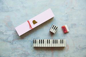 “ピアノモチーフ”の和菓子「ジャズ羊羹」新作ストロベリー、苺ピューレ＆ドライフルーツ使用｜写真5