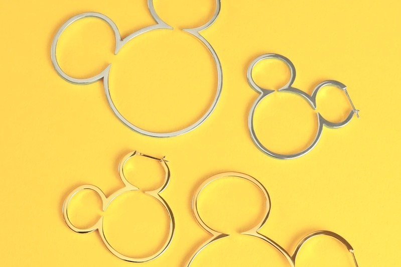 イー・エムのディズニー“ミッキーマウス”ジュエリー、シルエットを象ったリングやピアスなど