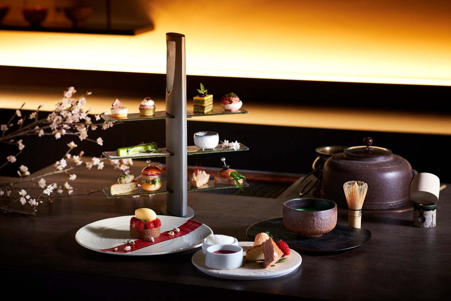 日本茶｜ザ・サウザンド・キョウト“お茶”アフタヌーンティー、煎茶とオレンジのケーキ＆バラと抹茶のフィナンシェ