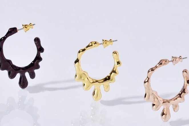 Q-pot.“とろ～り”とろける新作フープピアス、チョコ×いちご柄バッグに新ミニボストンも