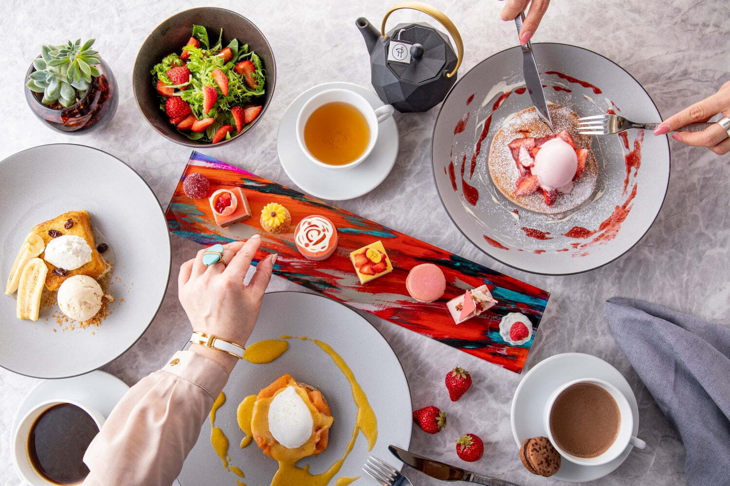 ショコラショー｜キンプトン新宿東京 × ピエール・エルメ・パリ、限定チーズケーキや人気マカロン付き新作ブランチ