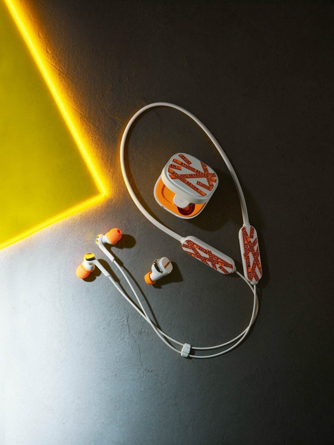 オーディオテクニカ×スタジオ セブンのコラボイヤホン、“CAUTION LOGO”をデザイン｜写真25