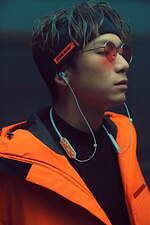 オーディオテクニカ×スタジオ セブンのコラボイヤホン、“CAUTION LOGO”をデザイン｜写真32